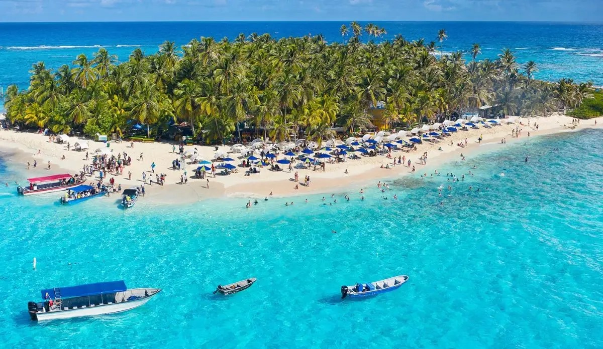 Playa de Cancún con arena blanca y mar turquesa