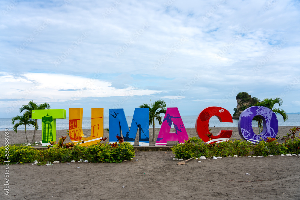 Mercado colorido en Oaxaca con artesanías locales