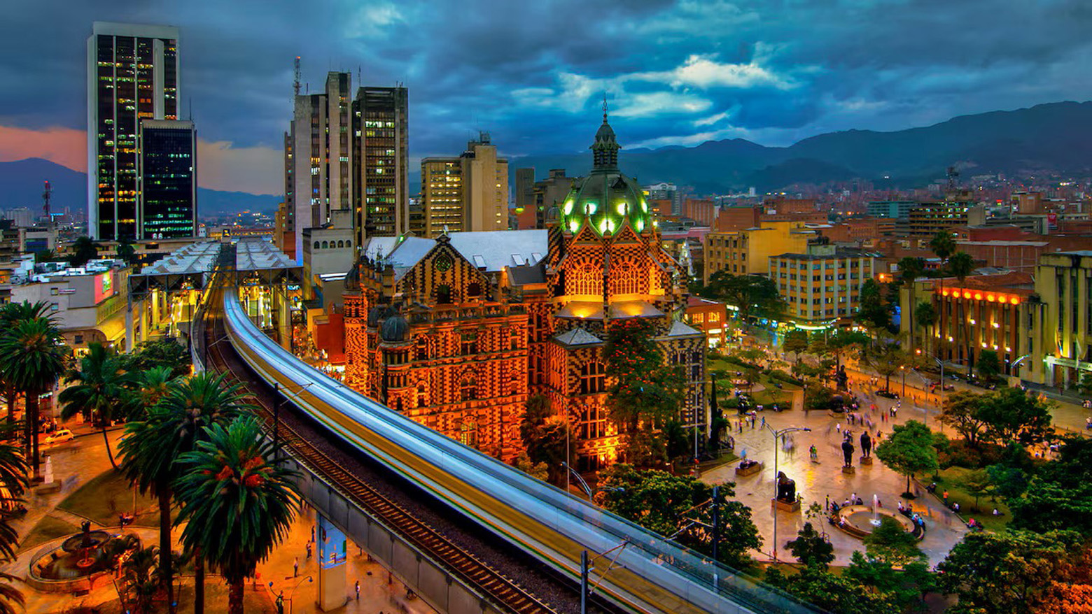 Vista nocturna de una ciudad moderna con luces brillantes